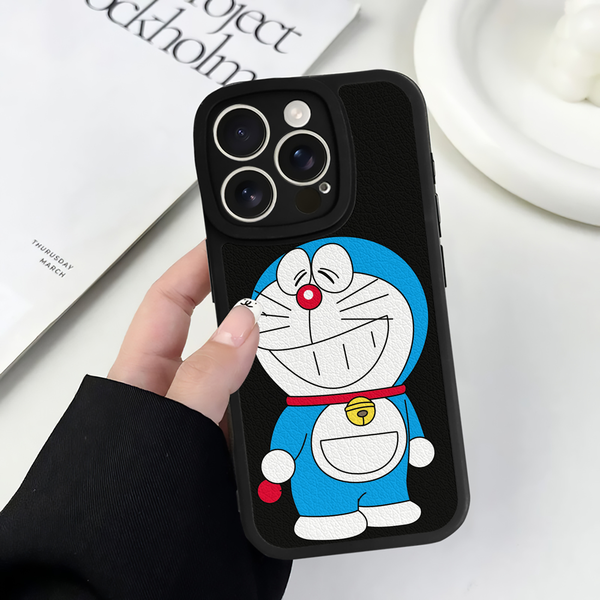 （画像用） ドラえもん Doraemon 【iPhone 16シリーズ対応】シリコンスマホケース（レザー調） 材質：シリコン